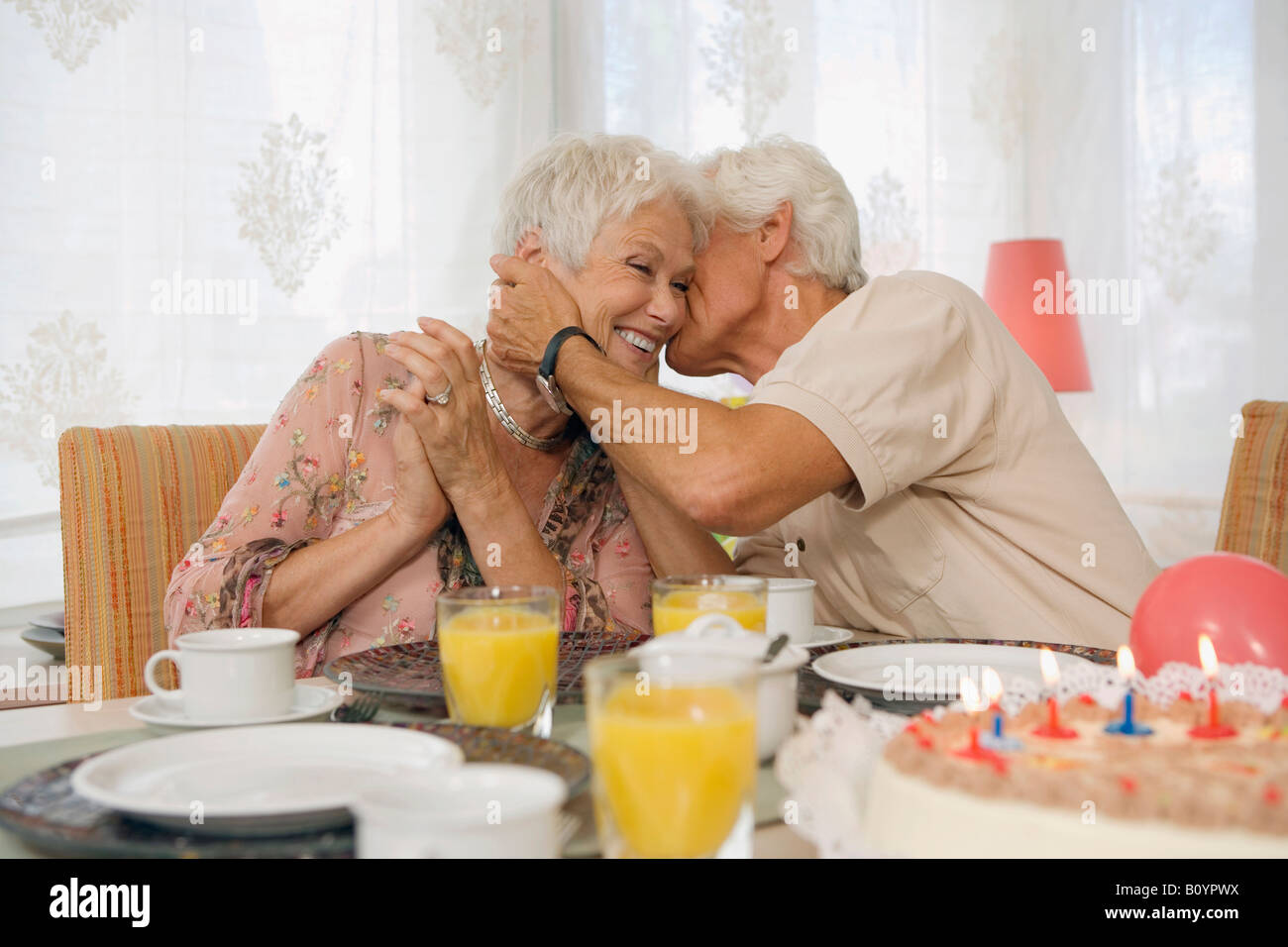 Senior couple embracing, smiling Banque D'Images