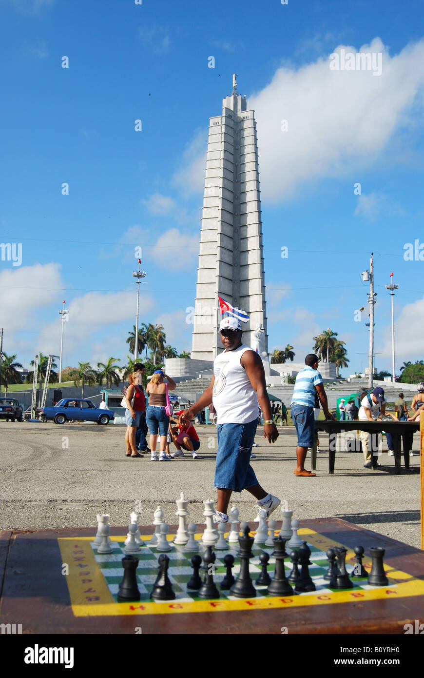 Les hommes jouent aux dominos dans la Plaza de la Revolucion La Havane dans l'arrière-plan est le mémorial José Marti, Cuba Banque D'Images