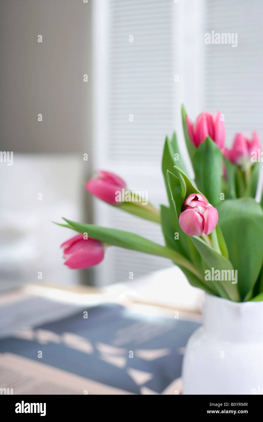 Tulipes en vase à fleurs Banque D'Images