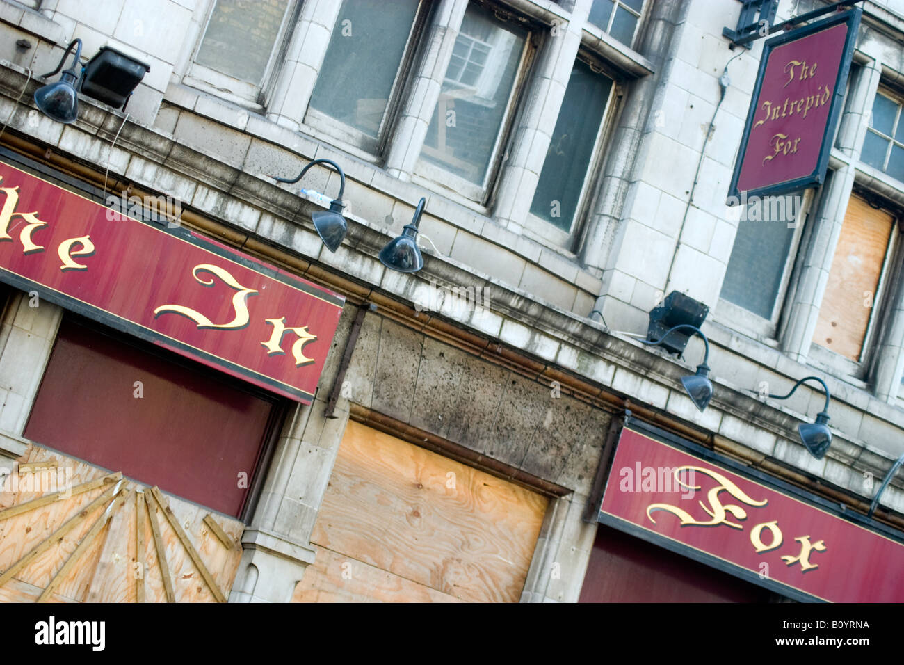 L'Intrepid Fox Pub, Wardour Street, Soho, fermé et barricadés. Banque D'Images