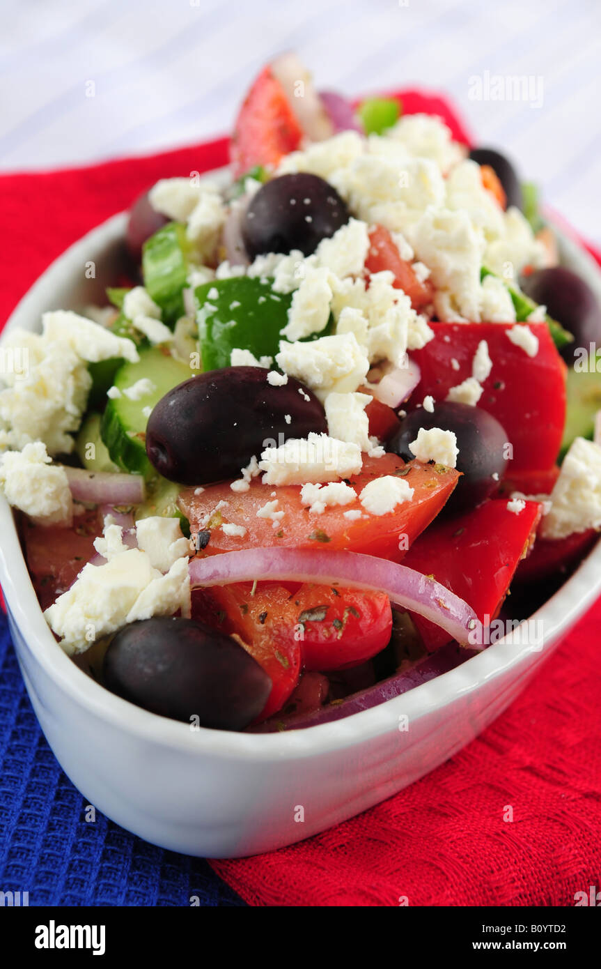 Salade grecque avec fromage feta et olives noires kalamata Banque D'Images