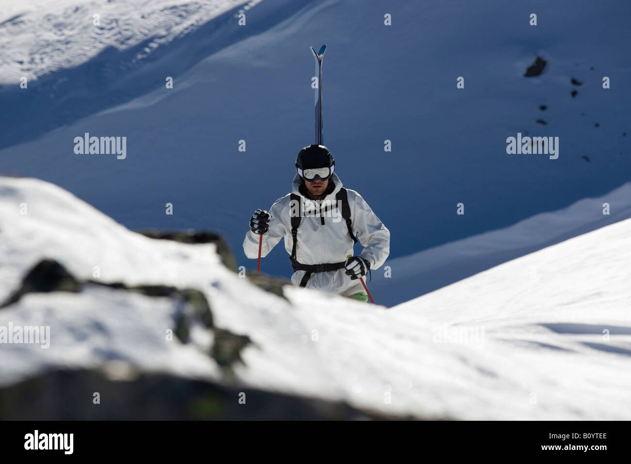 L'Autriche, l'Arlberg, l'Hotel Albona, l'homme en ski Alpes Banque D'Images