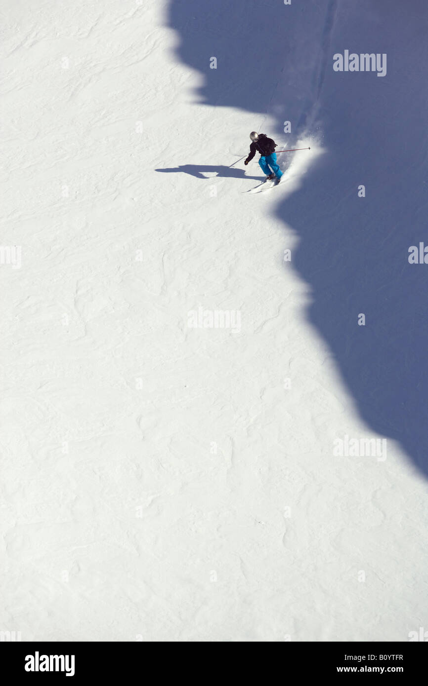 L'Autriche, l'Arlberg, l'Hotel Albona, l'homme en ski Alpes Banque D'Images