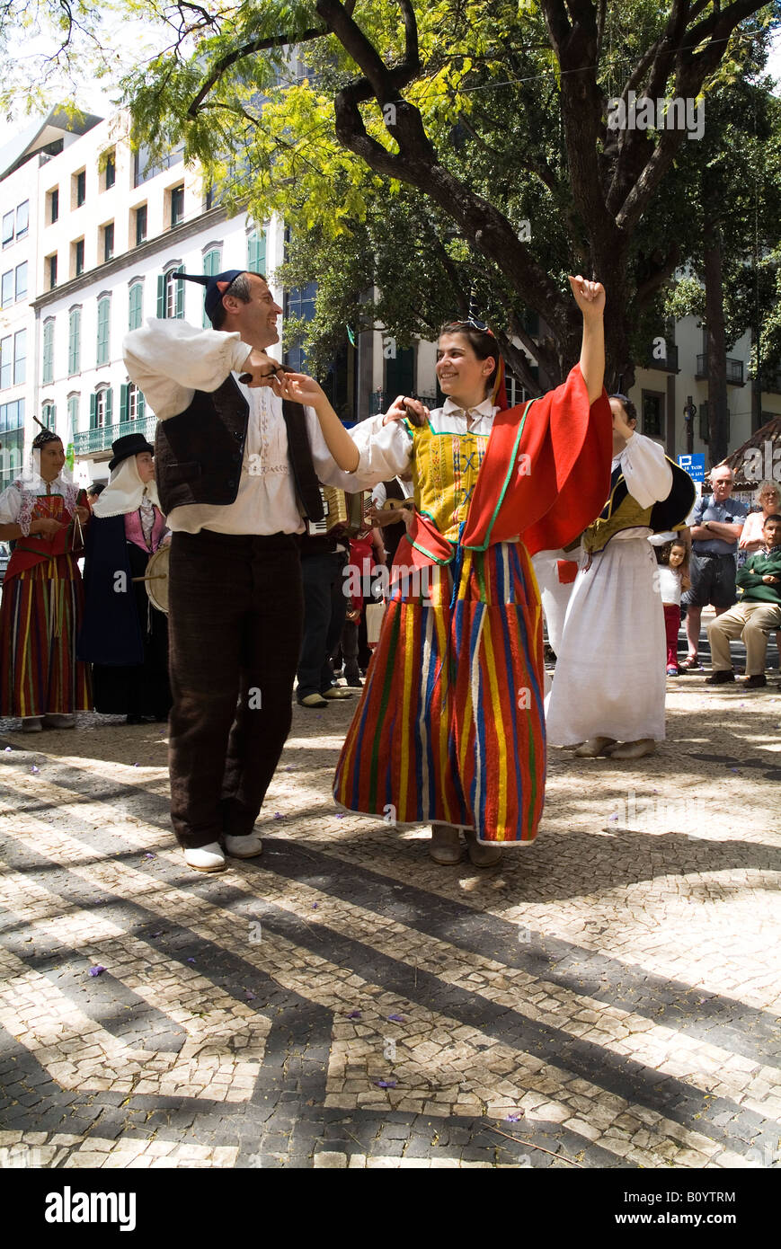 dh Festival DE fleurs FUNCHAL MADÈRE spectacle de danse traditionnelle costume historique couple danse folklorique 2 hommes femmes deux danseurs traditionnels personnes Banque D'Images