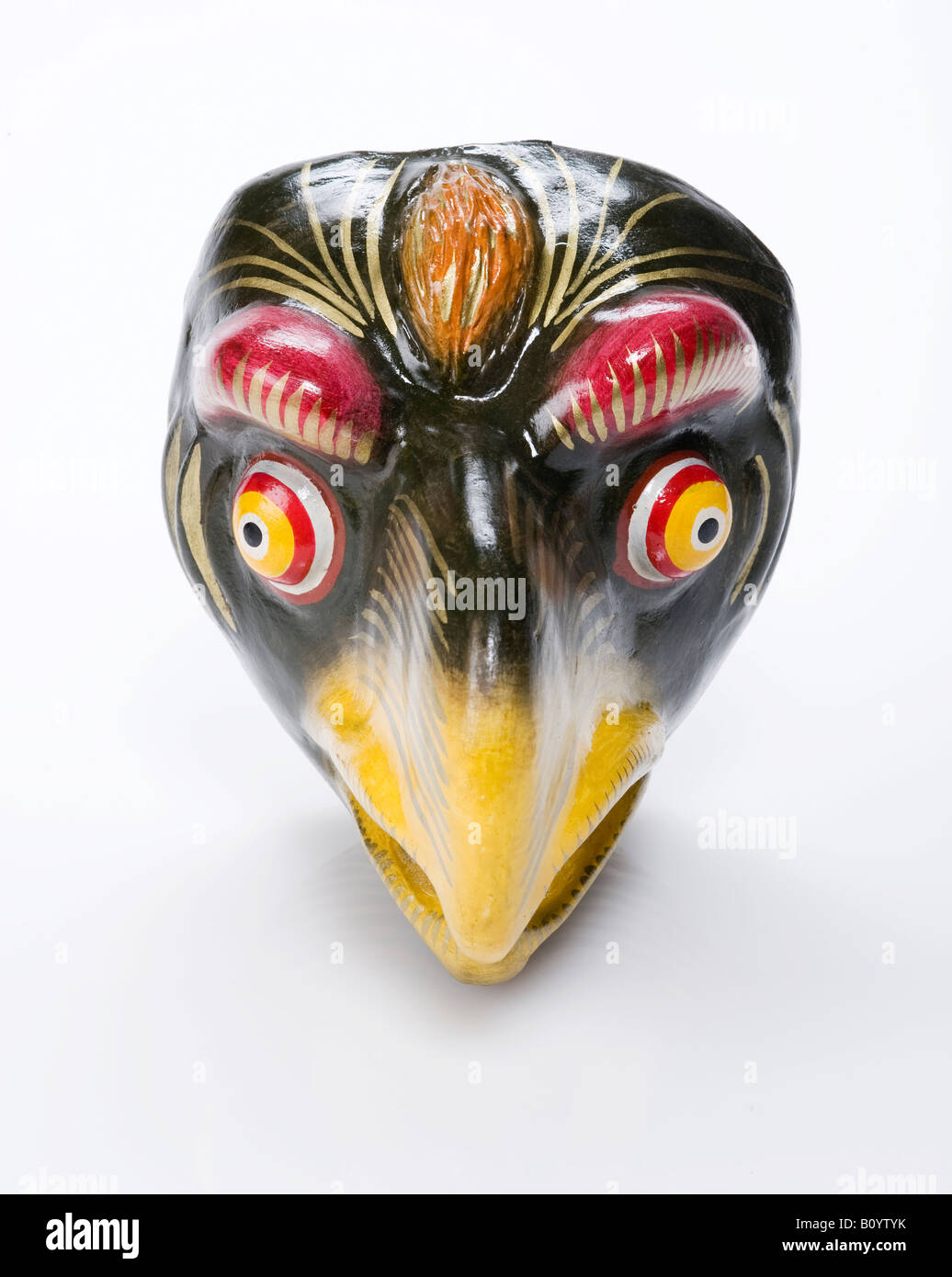 Papier mâché noir danse festival masque péruvien d'un oiseau avec un bec jaune et rouge et jaune yeux Banque D'Images