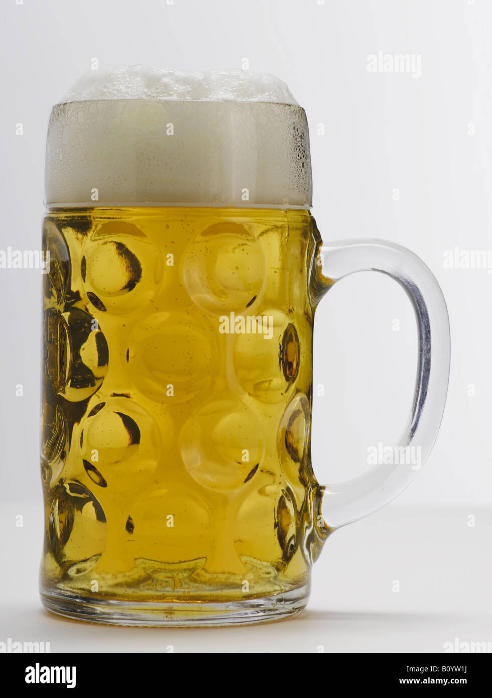 Chope de bière sur fond blanc, close-up Banque D'Images