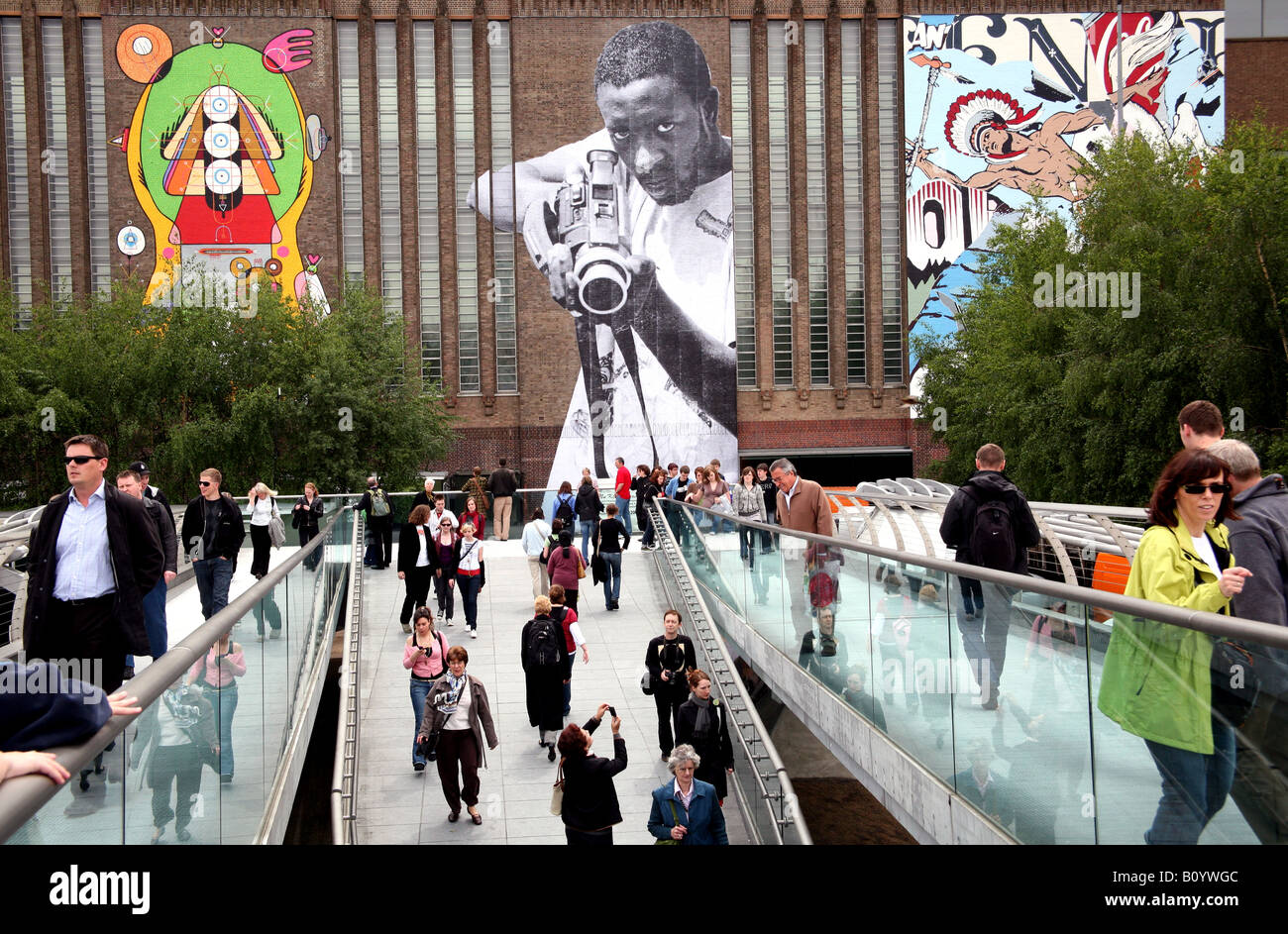 Les piétons sur le pont du millénaire à Londres dominé par le street art géant chiffres sur Tate Modern Banque D'Images