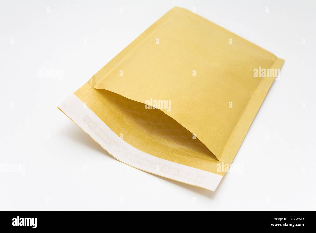 Ouvrez l'enveloppe épaisse sur fond blanc Photo Stock - Alamy