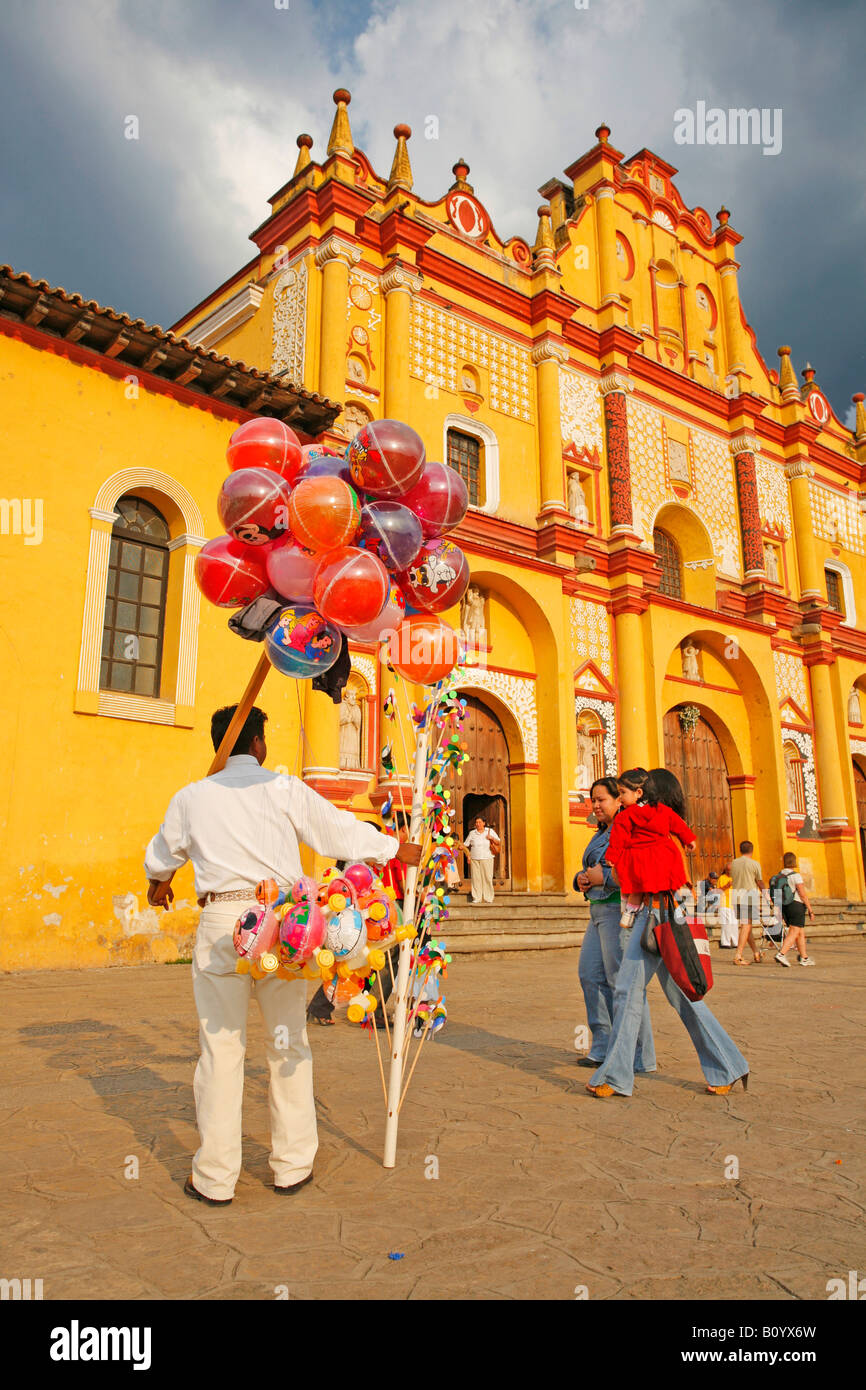 Le Zocalo à San Cristobal de las Casa avec des vendeurs de jouets Banque D'Images