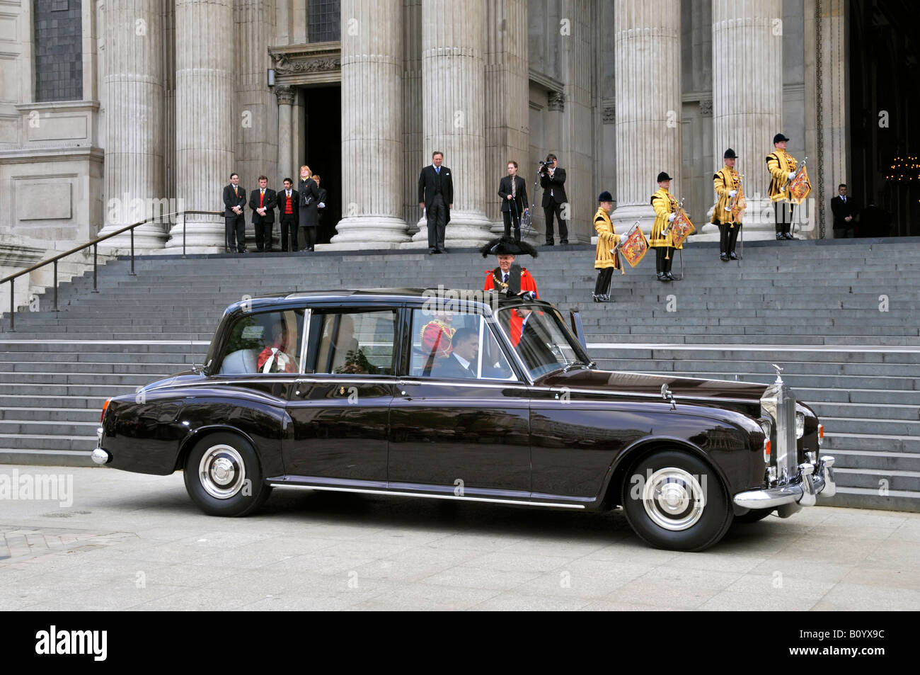 Les gardiens de la vie en uniforme trompettiste à jouer fanfare Lord Maire de Londres accueille le prince Phillip Image arrivant aux étapes de la Cathédrale St Paul England UK Banque D'Images