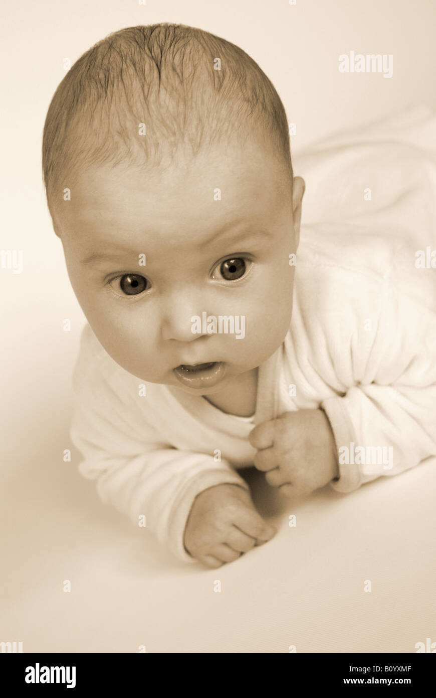 La Pose Sur Le Ventre De Bebe Mignon A La Photo Stock Alamy