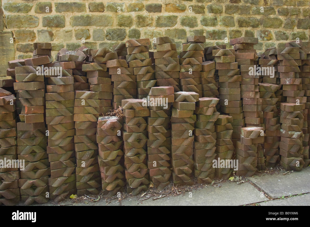 Pile de tuiles décoratives prêtes à être posées dans le jardin, West Sussex, Angleterre, Royaume-Uni Banque D'Images