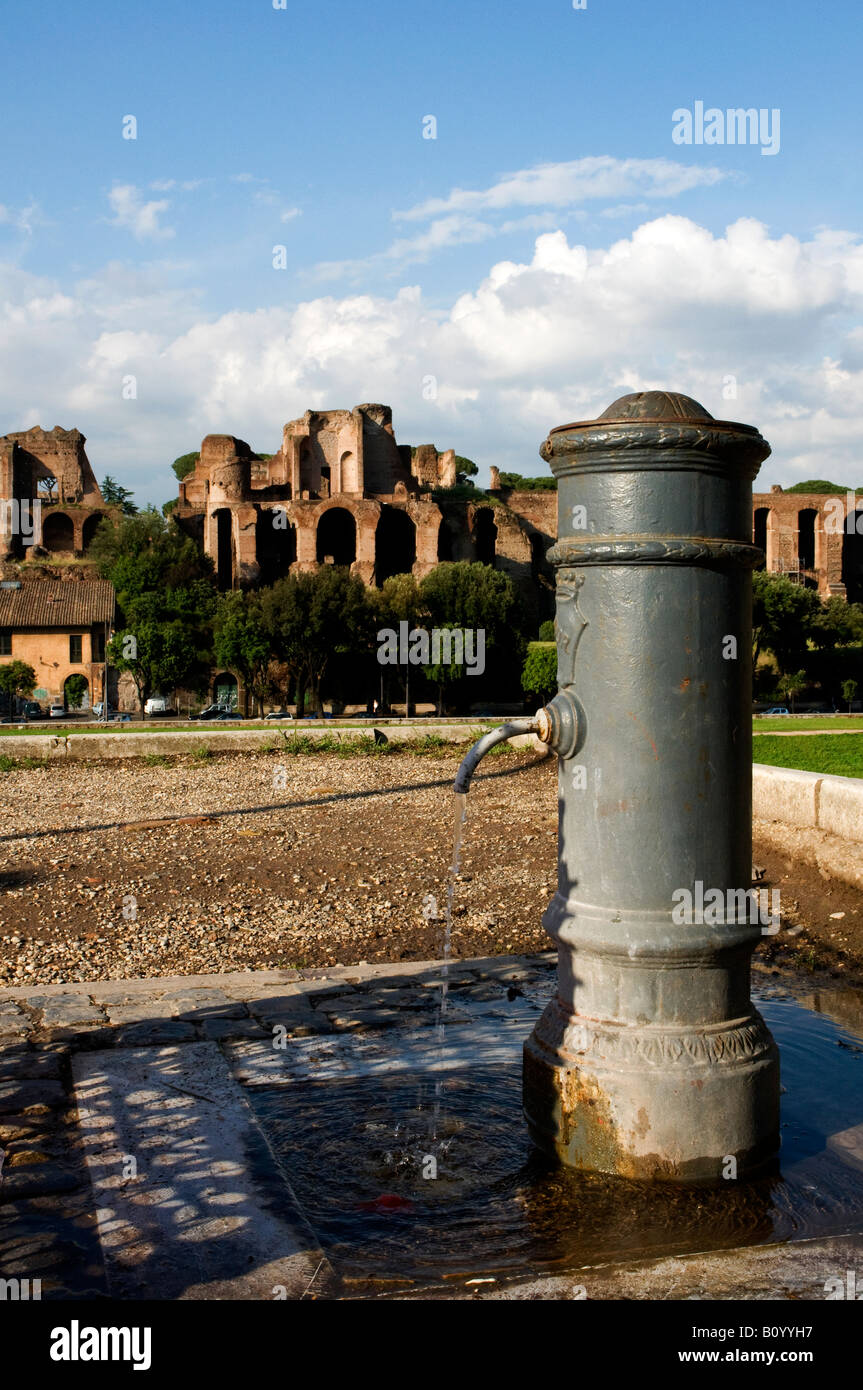 Nasone (fontaine romaine typique) en face de la colline du Palatin à Rome, Italie Banque D'Images