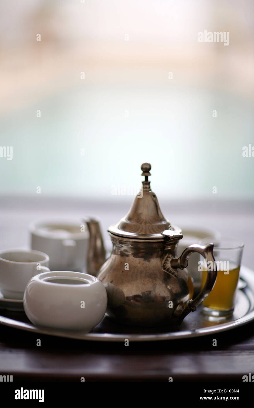 Service à thé à la menthe marocain. Banque D'Images