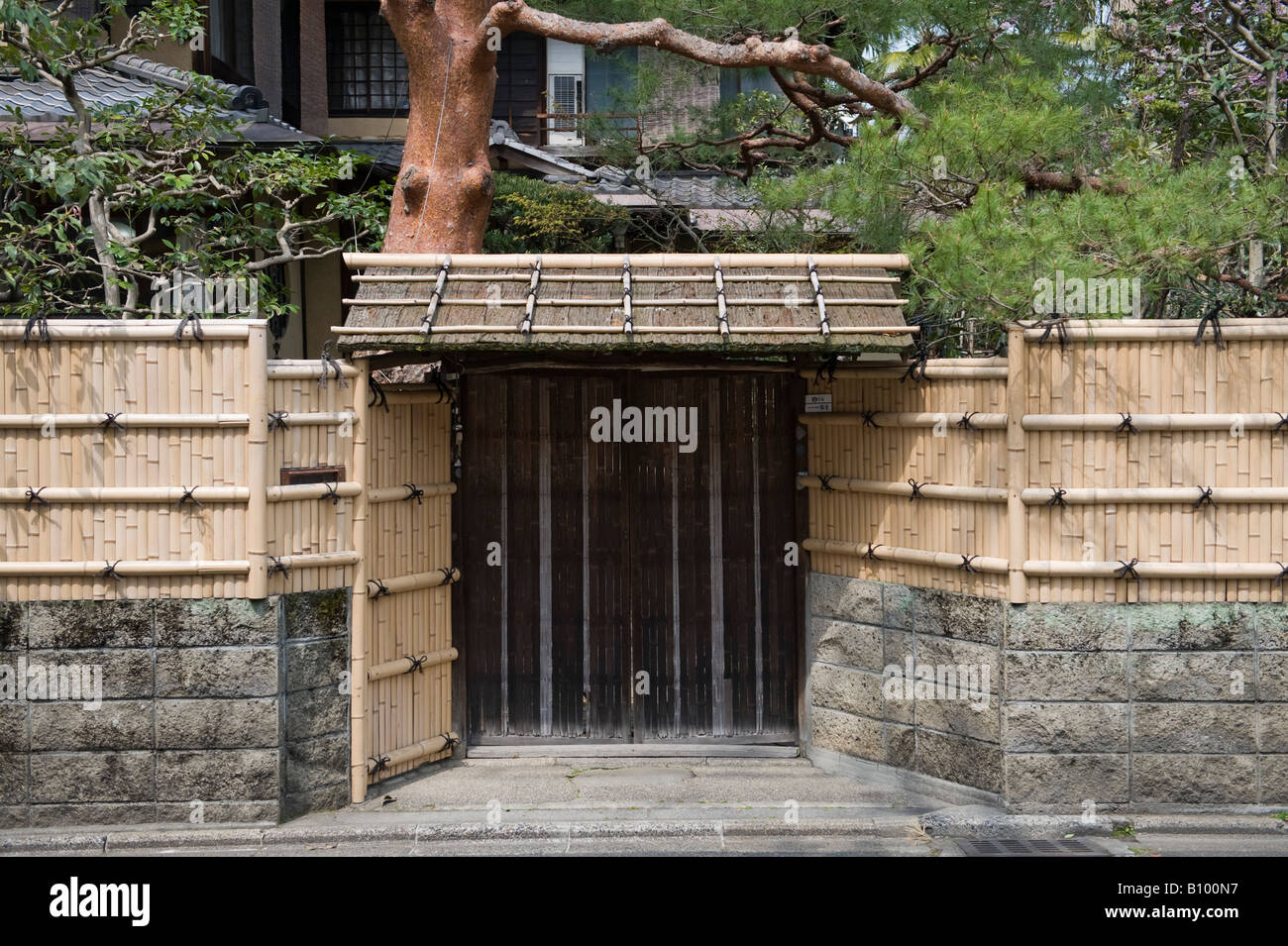 Une Porte En Bois Et En Bambou Protège L'entrée D'une Maison De Thé  Japonaise Banque D'Images et Photos Libres De Droits. Image 78833764
