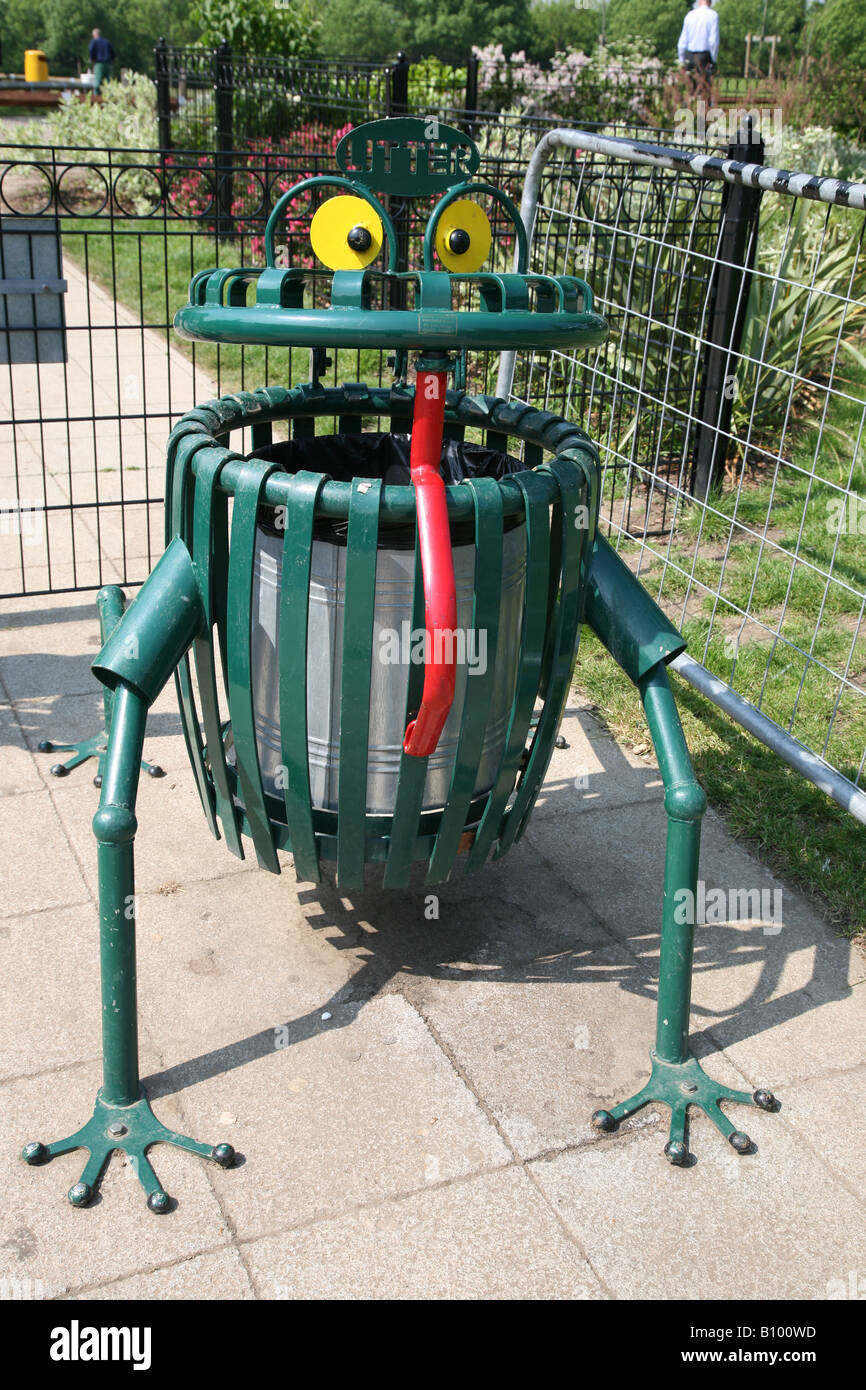 Une grenouille dans un bac à litière bug Dansen Park Welling Kent UK Banque D'Images