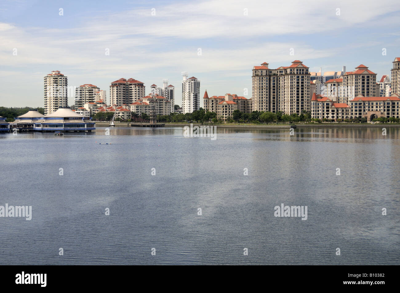 Appartements et condos au bord de l'eau à Singapour Banque D'Images