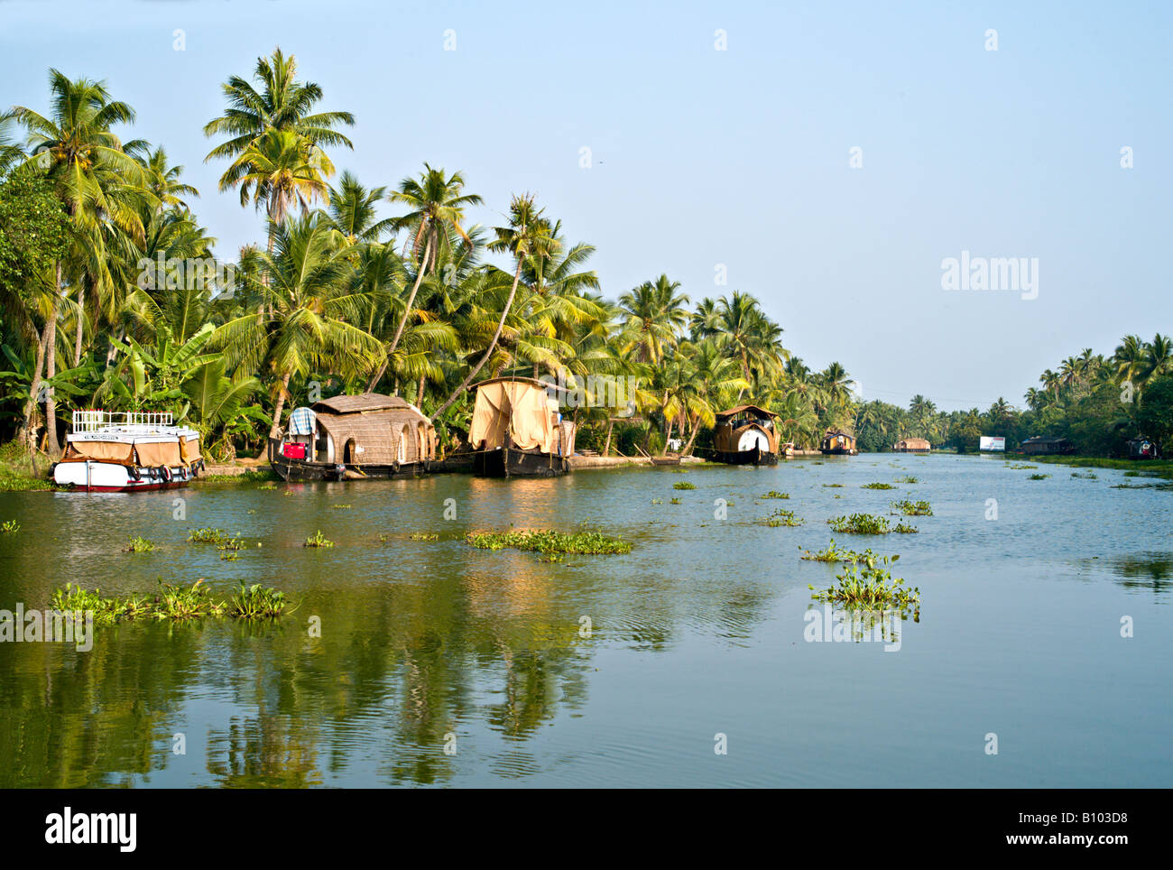 L'INDE KERALA rénové sur bateaux de riz hors des canaux du Lac Vembanad Banque D'Images