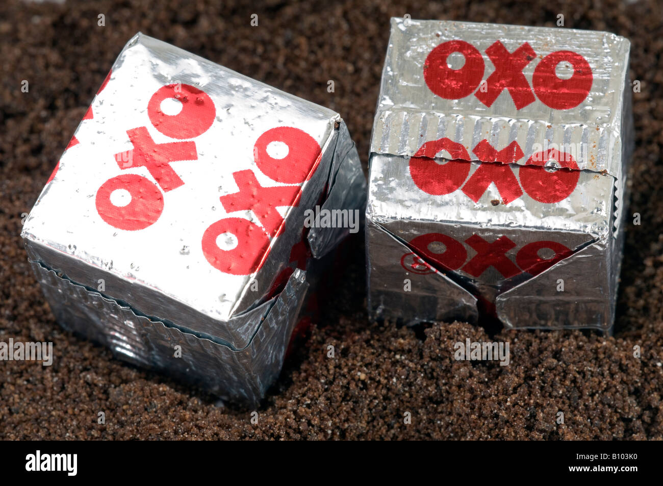 Deux cubes OXO et émietté Banque D'Images