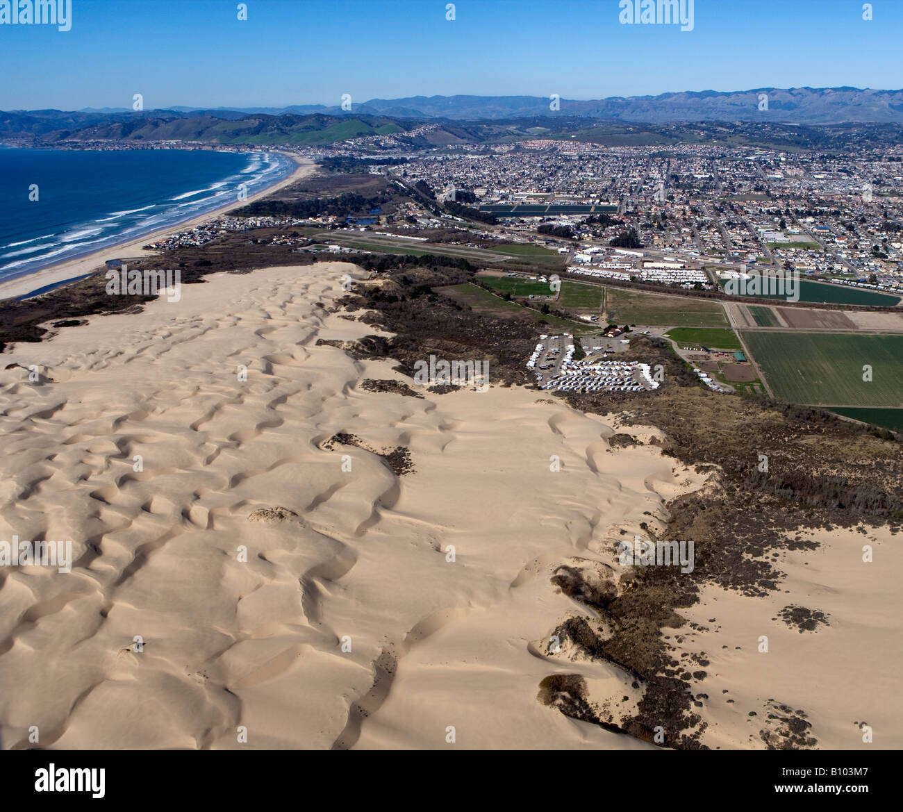 Au-dessus de l'antenne Pismo Beach dunes et la ville de Oceano dunes CA Océan Pacifique central du comté de San Luis Obispo en Californie Banque D'Images