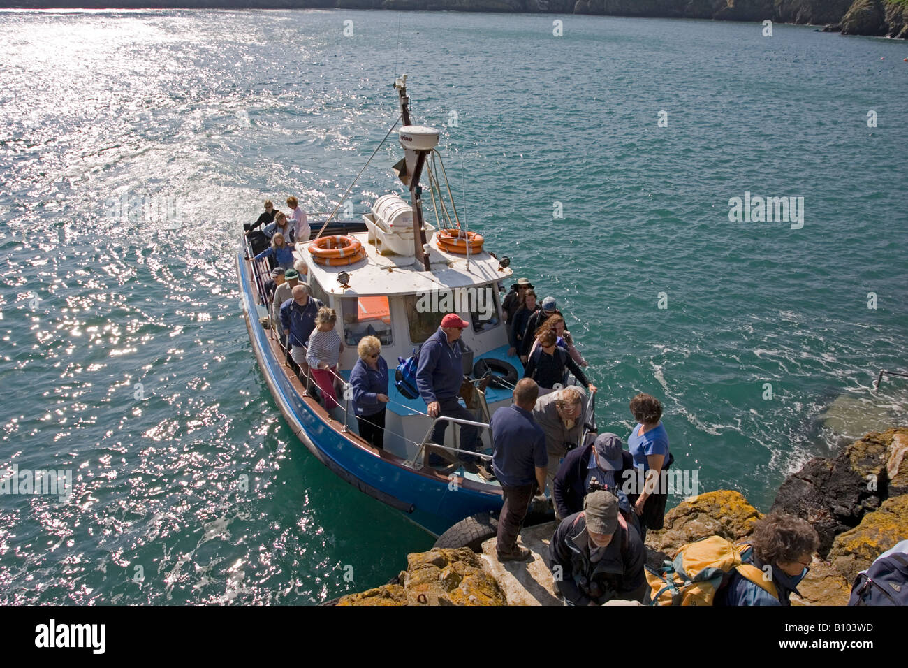 Les touristes arrivant Dale Princess Skomer Island West Pembrokeshire Wales UK Banque D'Images