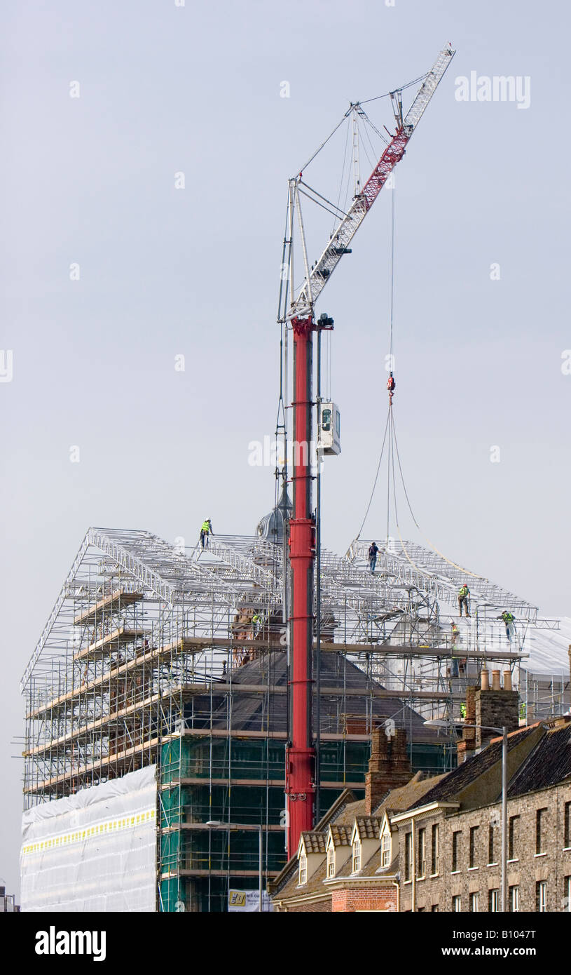 Grue télescopique à montage automatisé domine largement la mairie échafaudée à Great Yarmouth Banque D'Images