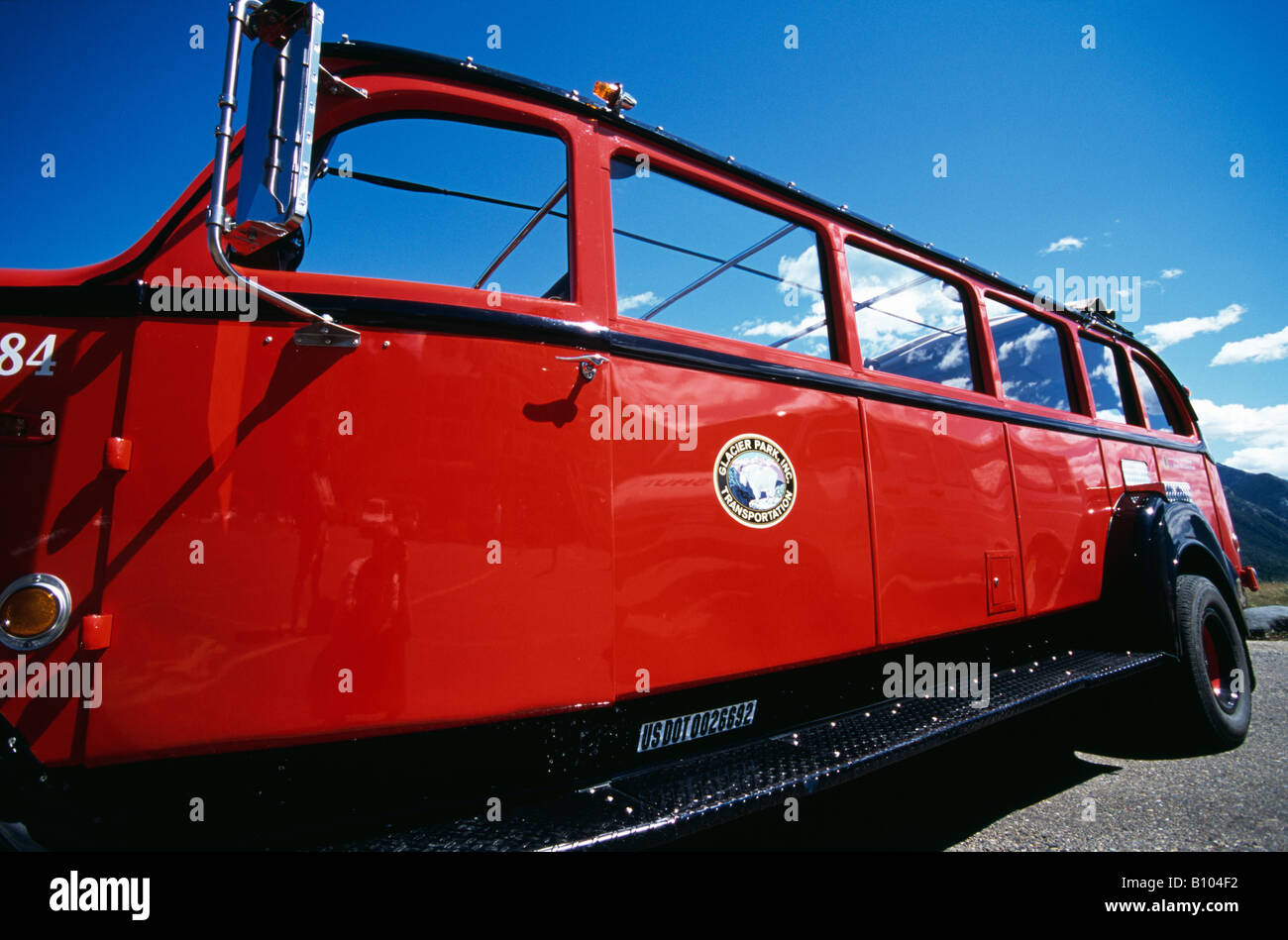 Vieux véhicules de transport pour le transport des touristes du parc national des Glaciers à Waterton Lakes National Park Canada Banque D'Images