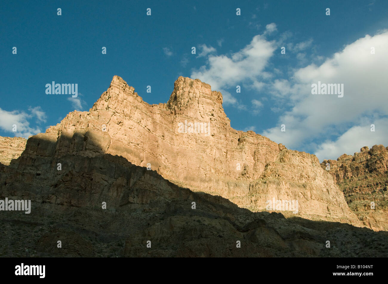 Coucher du soleil sur les falaises de grès, Cataract Canyon, Canyonlands National Park, Colorado, Utah Banque D'Images