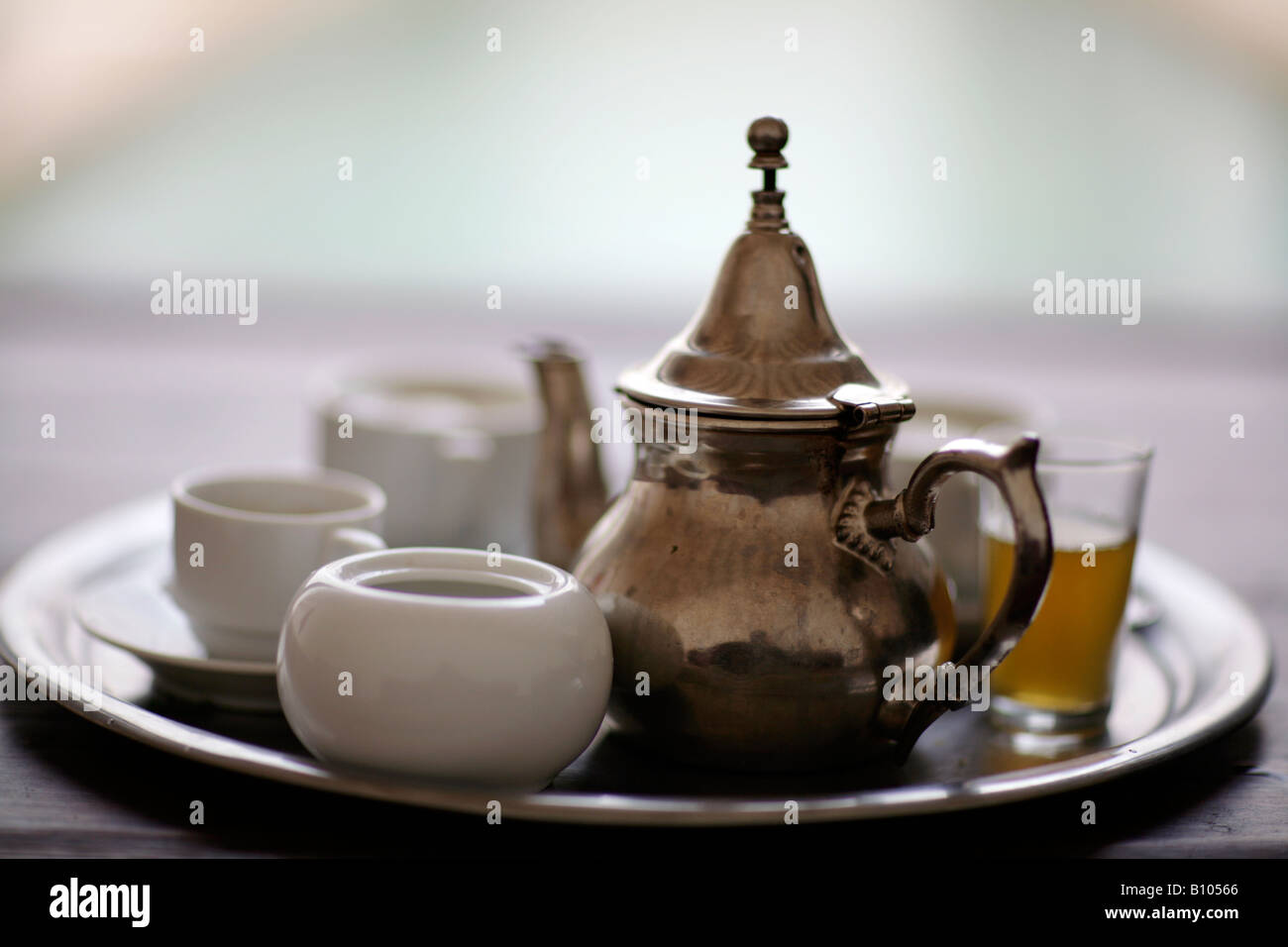 Service à thé à la menthe marocain. Banque D'Images