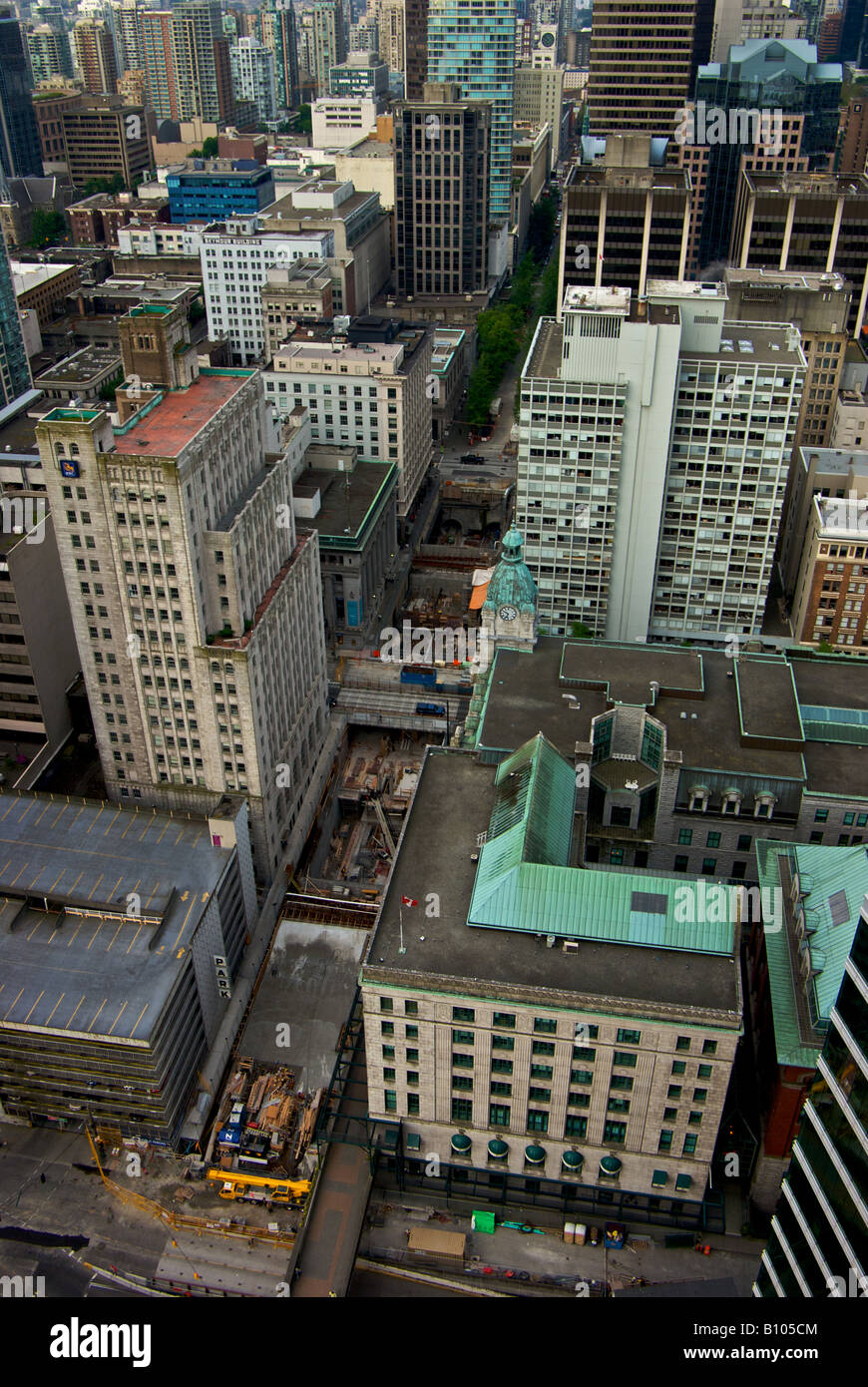 Une vue aérienne de la construction de lignes de transport en commun rapide skytrain sur Granville Street, dans une ville canadienne Banque D'Images