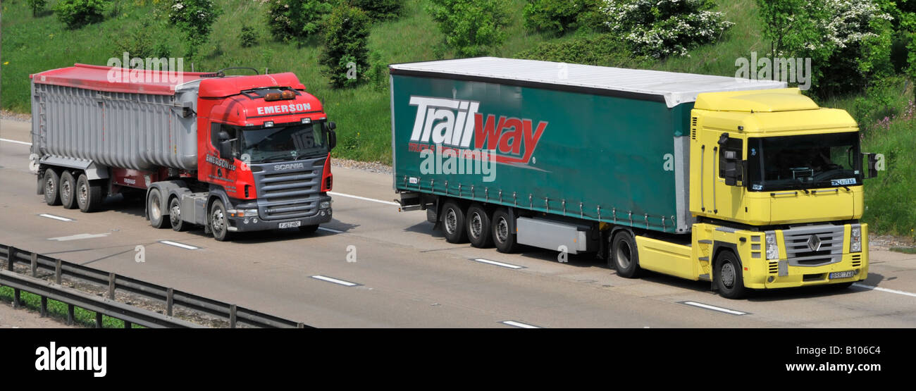 Deux camions articulés les dépassements sur autoroute m25 un seul camion plaque étrangère Banque D'Images