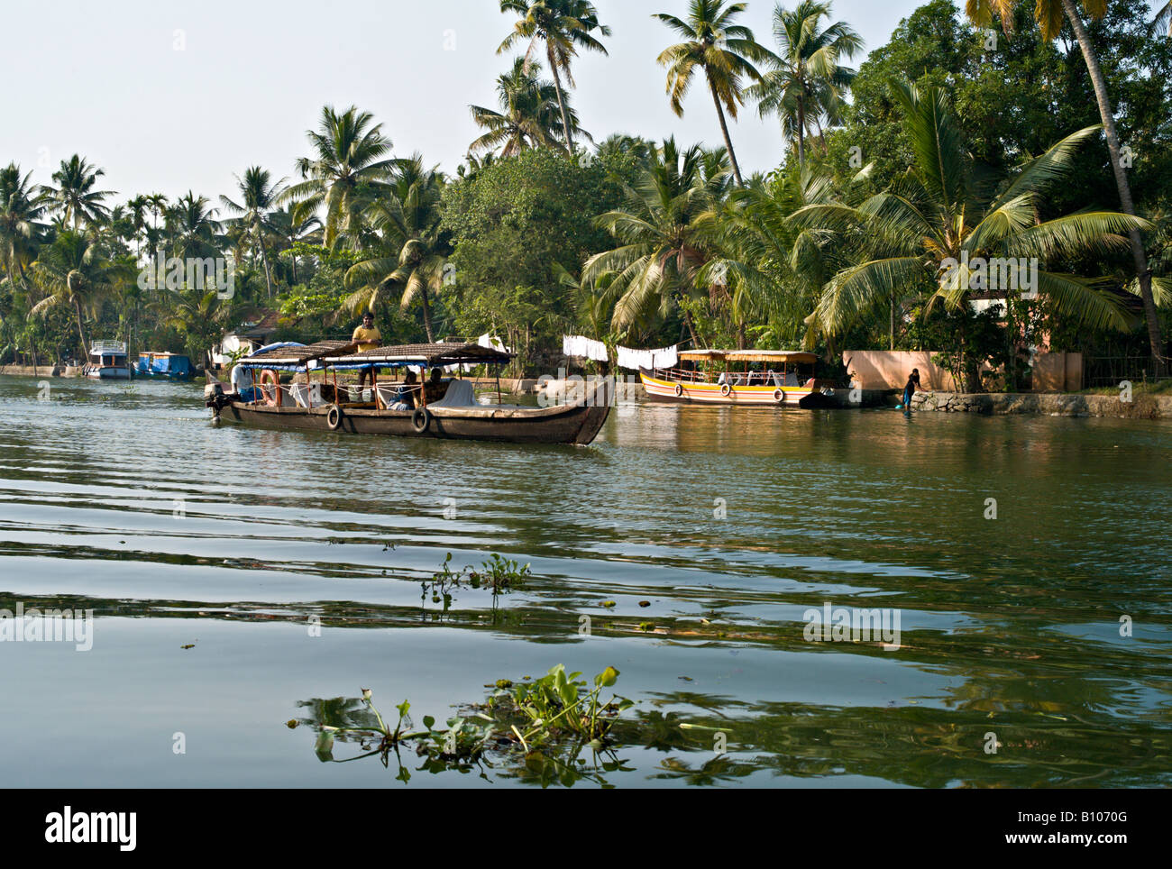 L'INDE KERALA motor yacht privé disponible pour les visites sur les canaux dans les Backwaters du Kerala près de Alleppey Banque D'Images