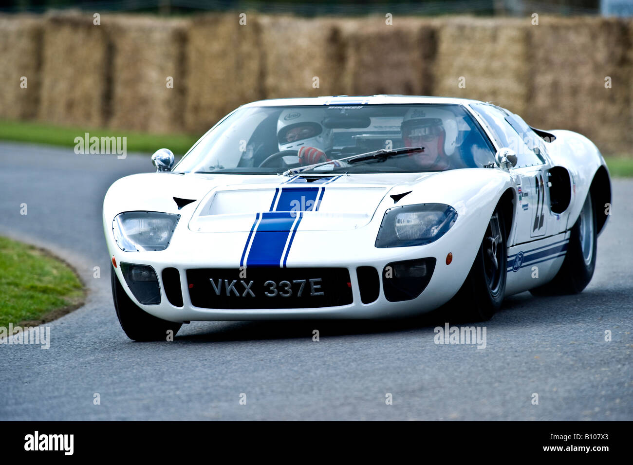 Ford GT40 vintage classic formula one racing F1 voiture en blanc en face de Goodwood House pour le Festival of Speed Banque D'Images