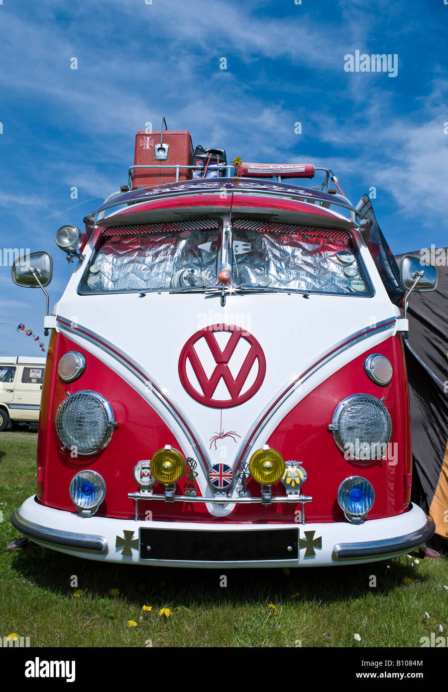 Volkswagen VW bus split screen bug variante de camping-car moteur Coccinelle rouge modifié abaissée hippy hippie des années 60 dans un domaine camping Banque D'Images