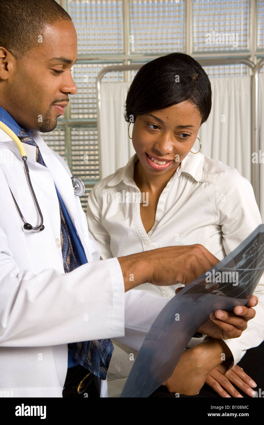 Femme médecin montre ses résultats de test. Banque D'Images