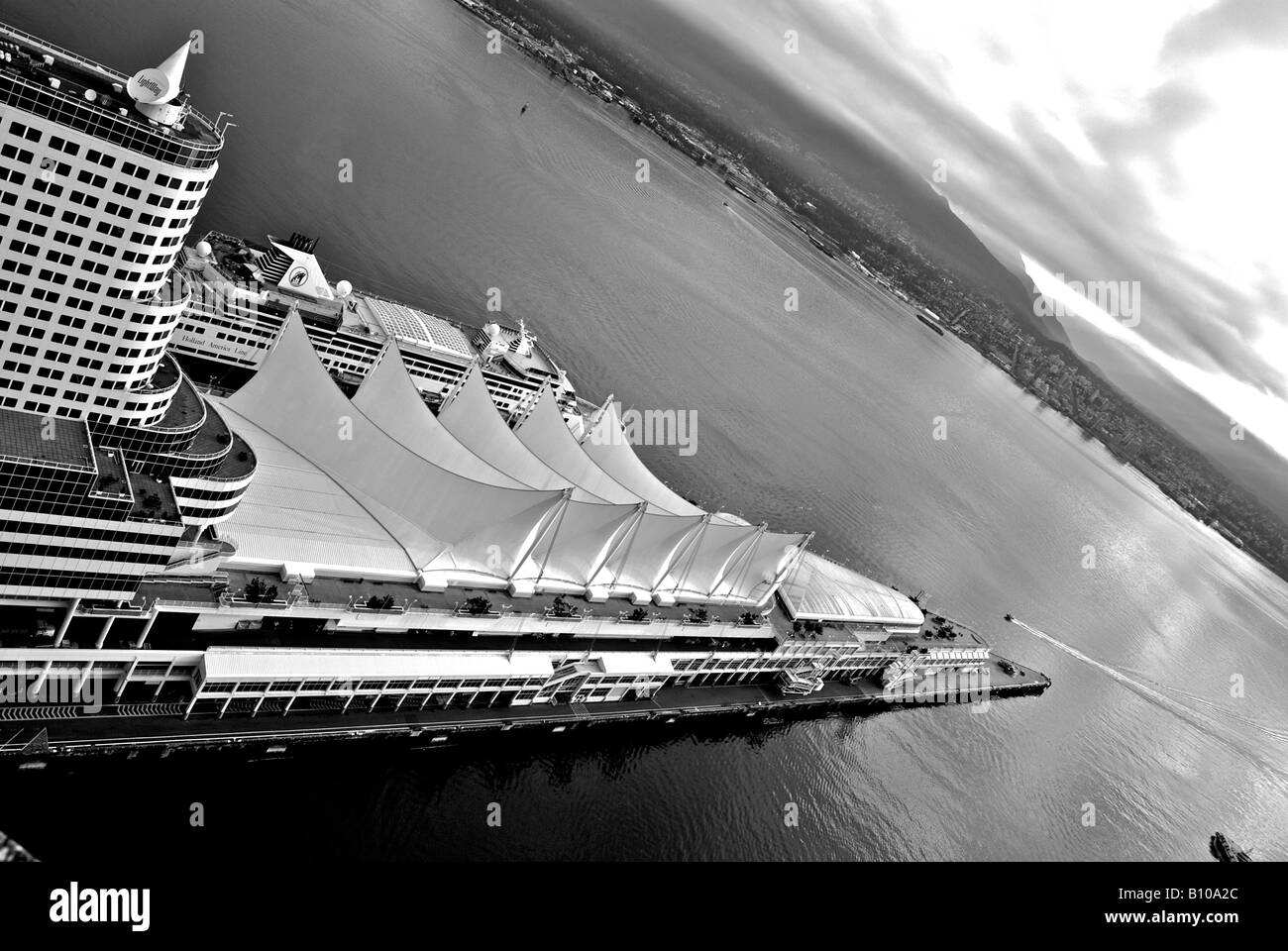 Vue aérienne d'un navire de croisière de l'Alaska à l'amarrage des navires de croisière de Canada Place et Vancouver Trade and Convention Centre. Banque D'Images