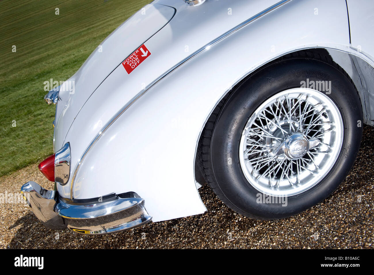 Sur le fil de roues de voiture de course de jaguar vintage classique en blanc à Goodwood Festival of Speed Banque D'Images