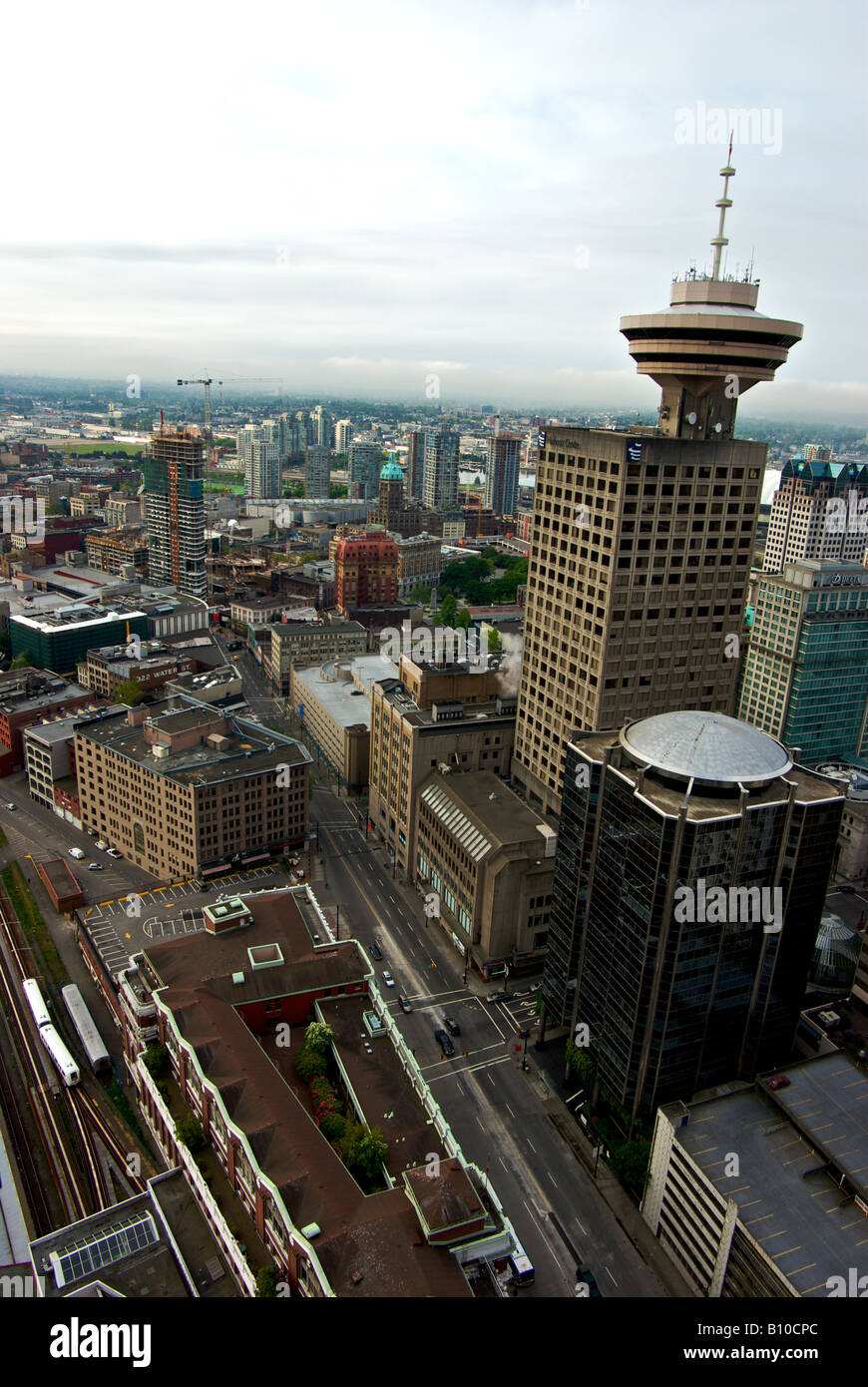 Une vue aérienne à l'est vers le bas, rue Cordova ouest au centre-ville de ville canadienne au lever du soleil du haut de la tour de Vancouver Sun Banque D'Images