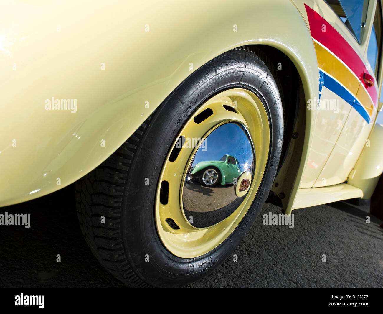 Volkswagen Coccinelle vw bug côté portrait avec la réflexion d'un autre insecte dans la roue Banque D'Images