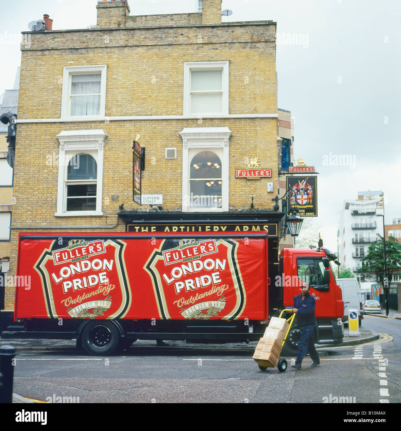 Un camion de livraison de bière anglaise London Pride stationné à l'extérieur de l'Artillerie Arms pub, rue Dufferin London England UK KATHY DEWITT Banque D'Images