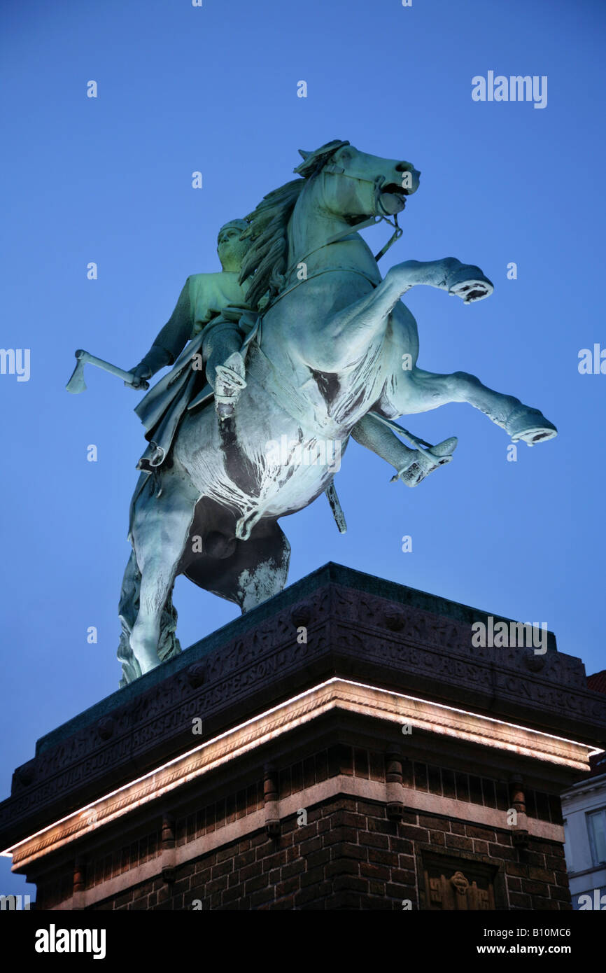 Statue en l'Hojbro Plads, Copenhague, Danemark, au crépuscule. Banque D'Images