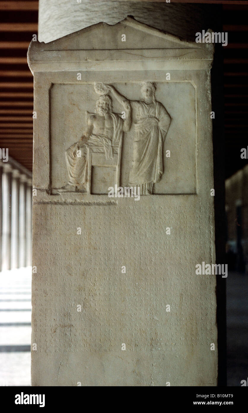 Stèle avec un relief montrant la démocratie couronnant les démos (le peuple d'Athènes), ca. 337 av. J.-C., Musée de l'Agora d'Athènes Banque D'Images