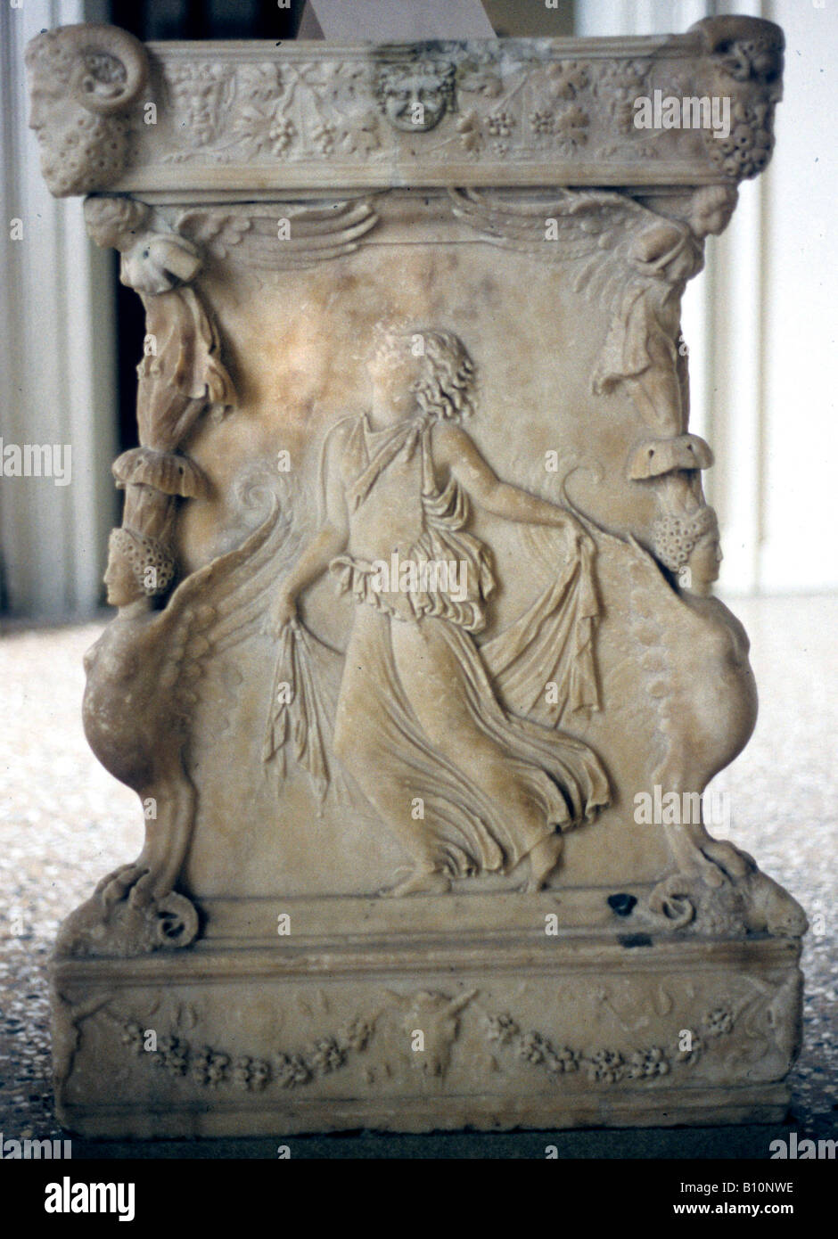 Ménade grecque .relief sur socle en marbre. 2ème ANNONCE de siècle, Grèce Banque D'Images