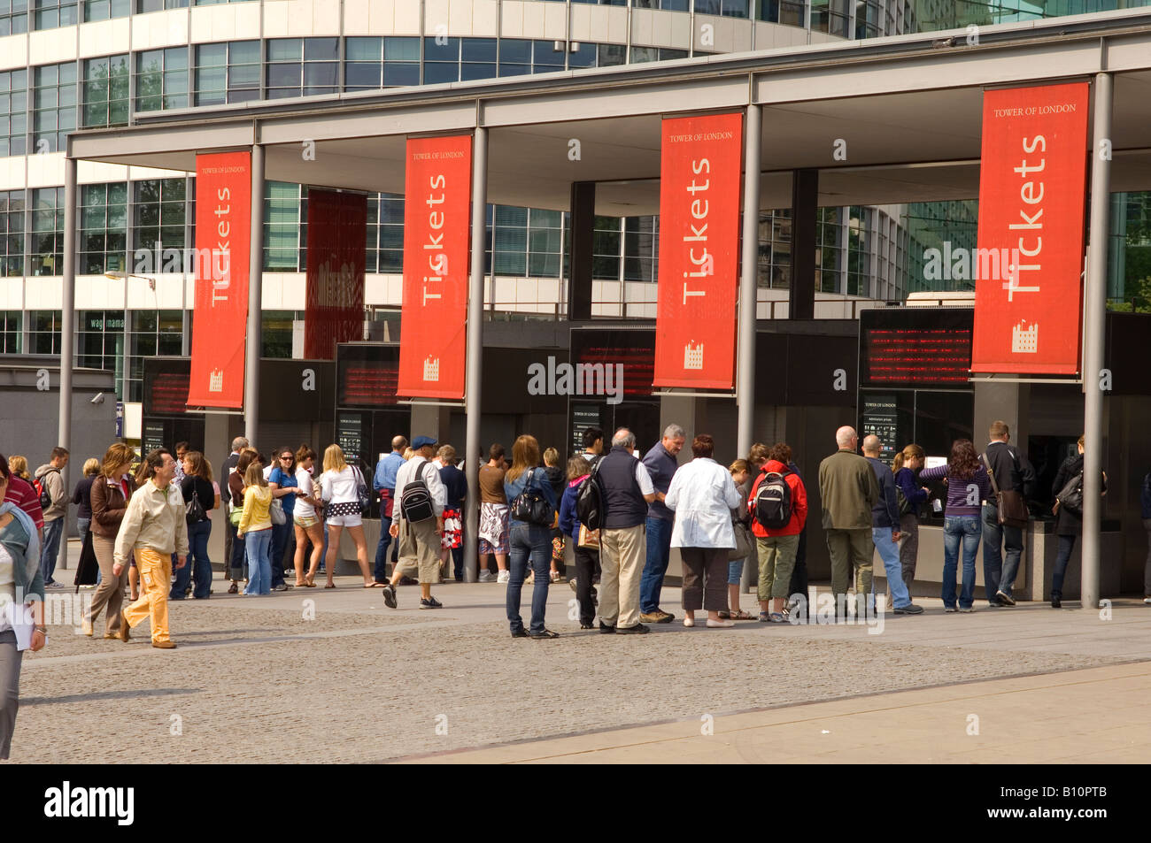 Les touristes les gens faisant la queue pour acheter des billets pour La Tour de Londres UK Banque D'Images