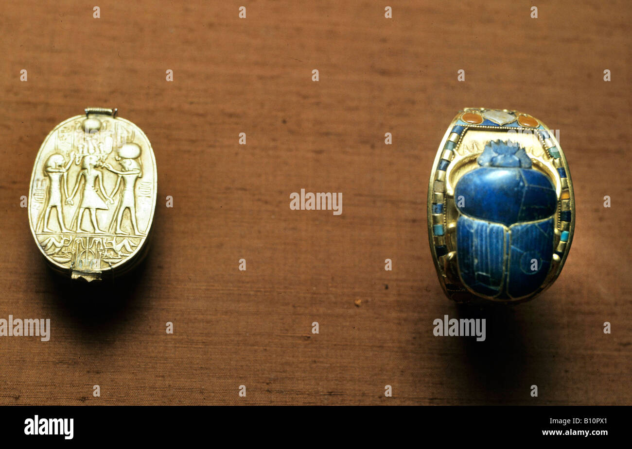 Trésor de Toutankhamon. Scarab et bracelet. L'Égypte Photo Stock - Alamy