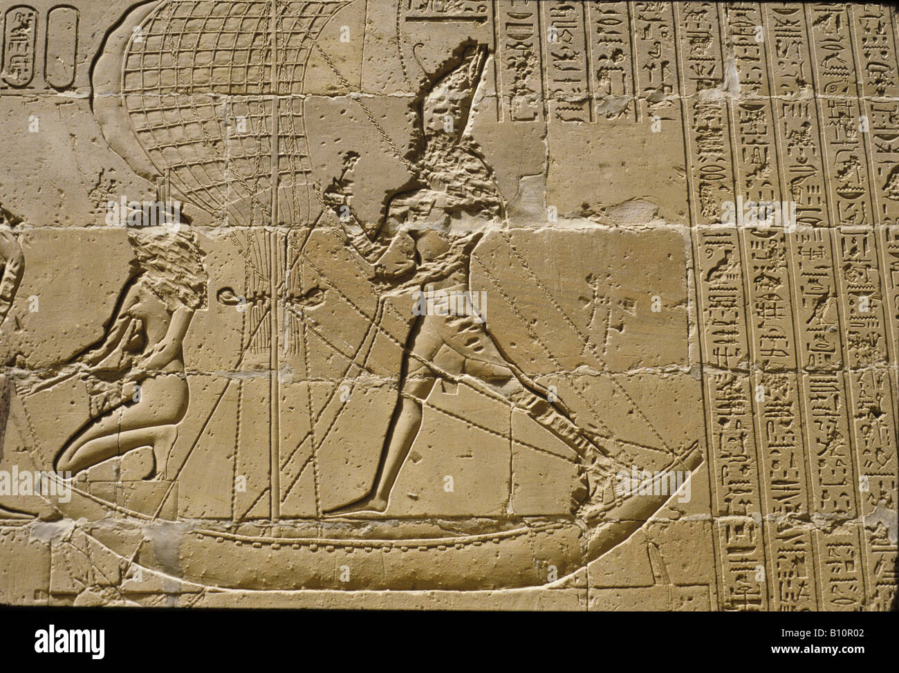 Bataille d'Horus contre Seth Déesse Isis à Helm, Roamn Gréco, Temple d'Edfou, 1C BC. Banque D'Images