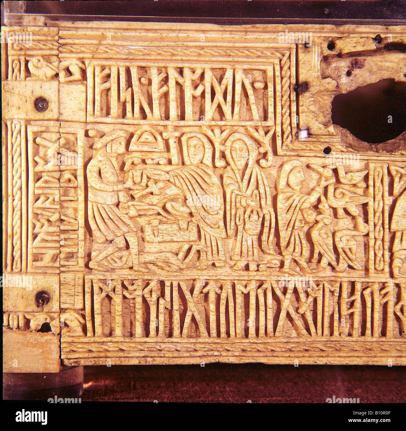 Franks Casket. Anglo saxon. Wayland le Smith dans sa forge l'écriture runique Northumbrian. Annonce 700 Banque D'Images