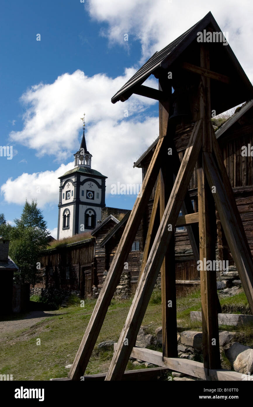 L'église et clocher de la ville de Røros, une ancienne ville minière (cuivre), classé Patrimoine Mondial par l'UNESCO Banque D'Images