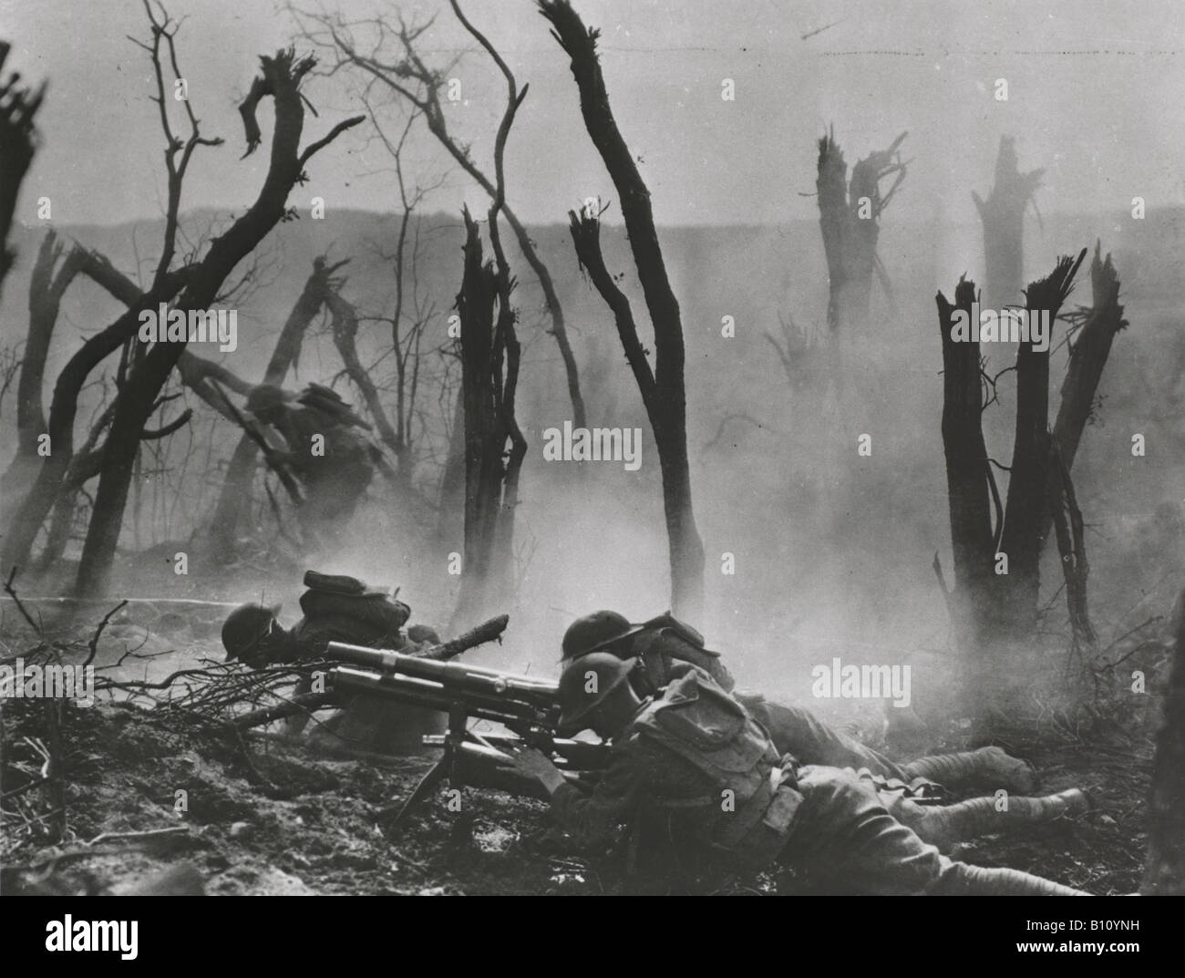 Équipe du canon du 23e peloton d'infanterie 35mm fusils lors d'une avance sur une position allemande dans la PREMIÈRE GUERRE MONDIALE. Banque D'Images