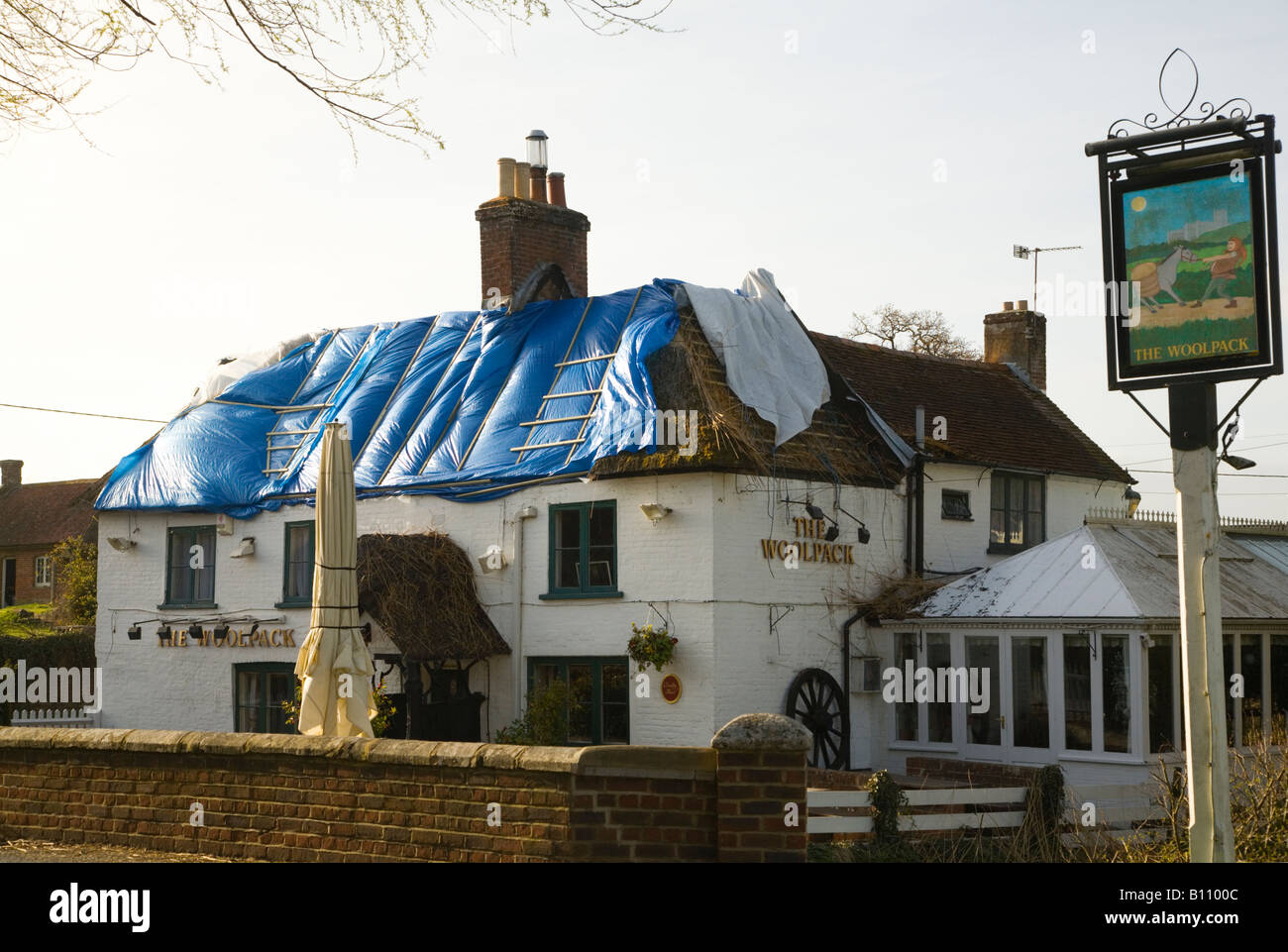 Le Woolpack public house et restaurant à Sopley. Le Dorset. UK. Des réparations provisoires à la suite d'un incendie dans le toit de chaume 27/3/08 Banque D'Images